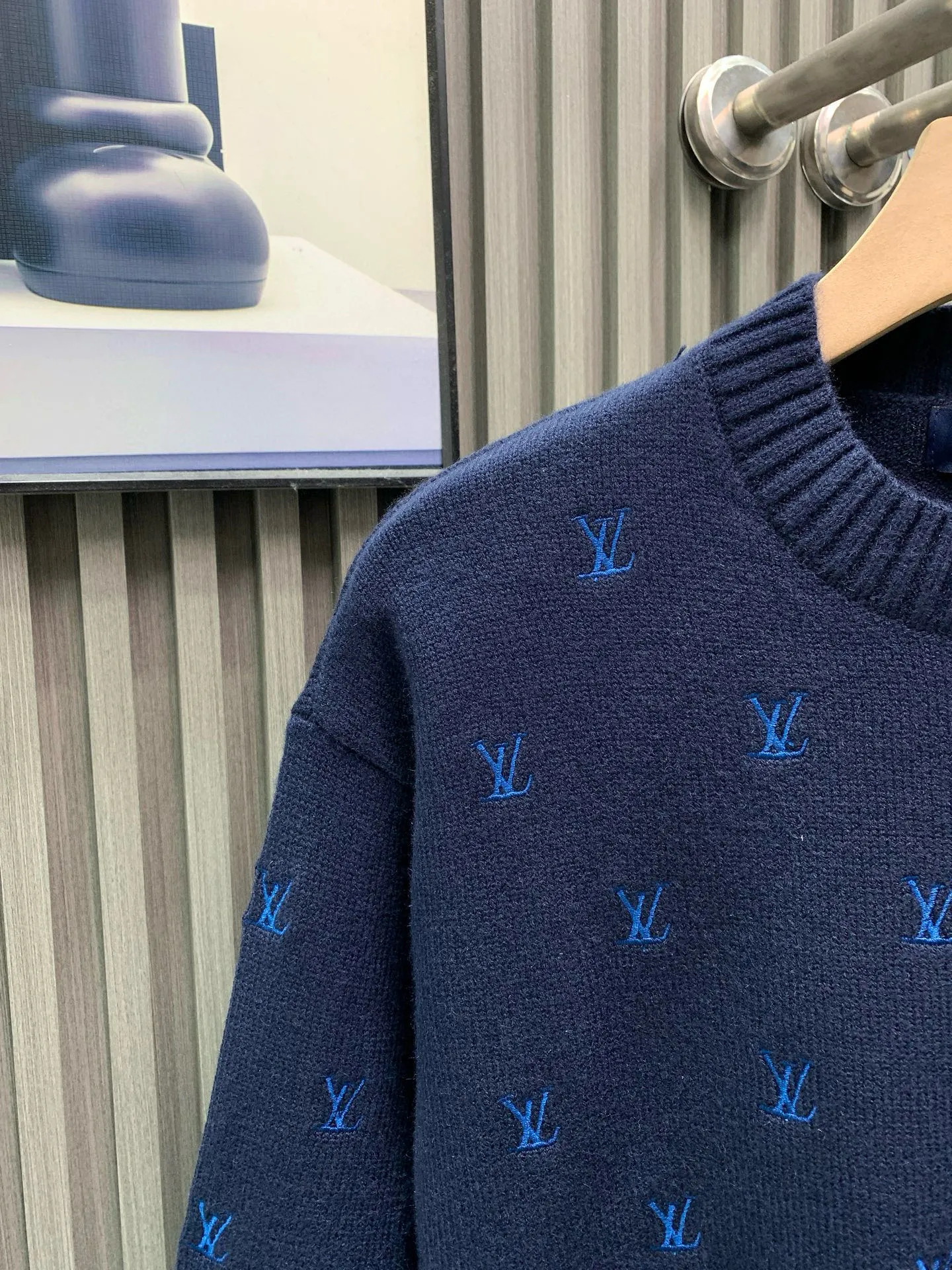 🅿️400 🀄️ Louis Vuitton 1*v full logo small embroidered round neck sweater. Originally purchased after 15,000. Fei Dong co-branded series. Fixed color and dyed sheep wool material. 7S special custom weaving and dyeing yarn. Hanging wool tissue piece. Made of sheep wool material knitted piece. The texture of the fabric is clear and rich. The whole piece is made with full embroidery technology. There are about 168 small embroideries. The embroidery uses fixed-dyed matte embroidery thread on the board and the stitch embroidery process. The pattern is embroidered with thousands of Tajima machine needles. The fine stitching method is dense and ultra-high density without revealing white. The pattern is clear and the lines and three-dimensional sense are strong to enrich the overall picture space. Special cotton wool material is washed and treated. The elastic fiber of sheep wool gives the fabric a high degree of resilience, allowing the clothes to maintain a lasting freshness and durability. Due to its fiber structure and special scale structure, sheep wool also has excellent warmth retention properties and anti-wrinkle properties. Keeps you warm and looks stylish